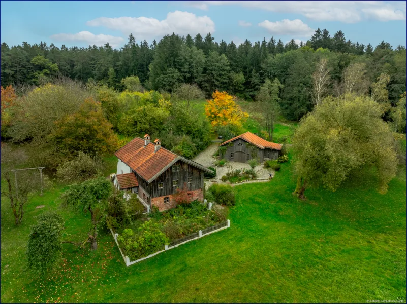 Gesamtes Anwesen mit Nebengebäuden, Wald und Bachlauf - Haus kaufen in Triftern - Künstlerhaus in traumhafter AlleinlageSacherl mit Nebengebäude, Bachlauf,Teich und Wald in Triftern