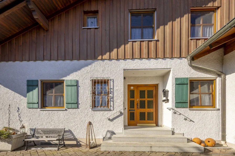 Der Eingang zu Ihrem neuen Zuhause  - Haus kaufen in Kößlarn - Traumhaftes Chiemgauer Alpenchalet mit großzügigem Wintergarten in ruhiger Lage im Inntal in Kößlarn