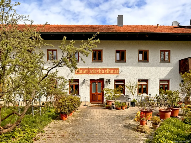 Blick auf das Wohngebäude - Haus kaufen in Schönberg - Historischer Dreiseithof mit Charm,viel Grund und Gaststätten-Konzessionin Alleinlage in Schönberg