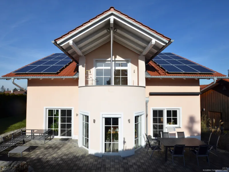 Die Ansicht auf das Haus aus südlicher Richtung mit dem sonnigen Balkon