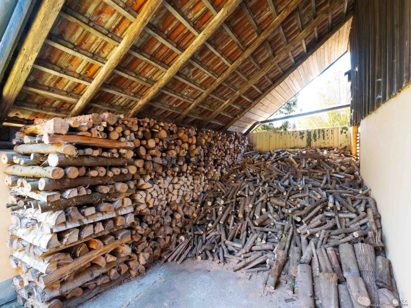 Das großzügige Holzlager am vorderen Teil der Scheune