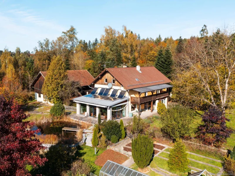 Die Ansicht auf das Haus und Grundstück aus südöstlicher Richtung - Land- und Forstwirtschaft kaufen in Osterhofen - Gergweis - Landsitz (ehemaliges Sacherl) in Alleinlageumgeben von Wald und WiesenNähe Osterhofen - Landkreis Deggendorf