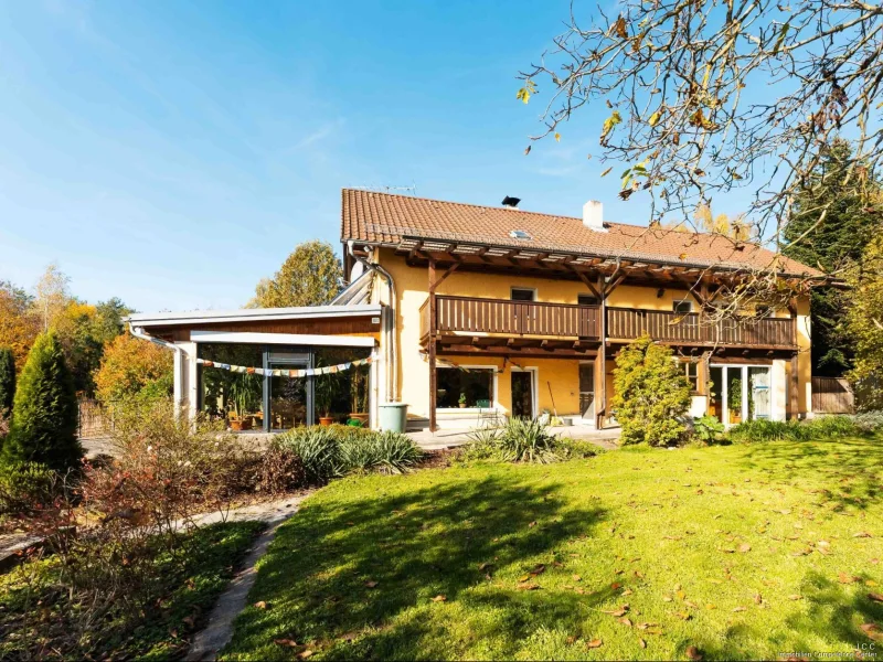 Die östliche Ansicht auf das Haus mit Balkon und Wintergarten