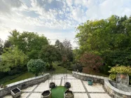 Blick aus dem OG über die Terrasse und den aufwendig gestalteten Garten