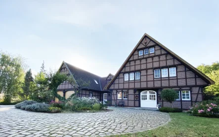 Frontansicht auf das Ensemble - Haus kaufen in Oberkrämer / Vehlefanz - Natur im Blick.