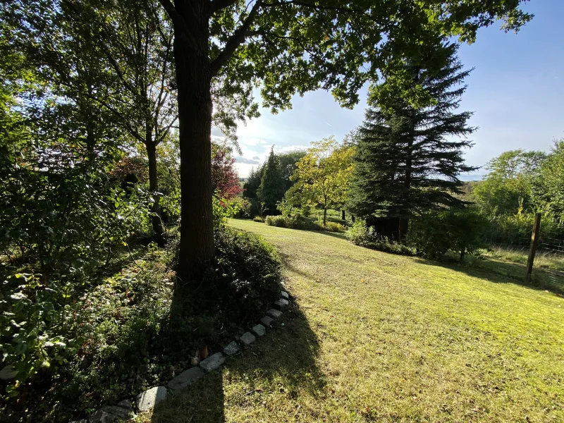 Garten mit Blick in die weite und unberührte Natur