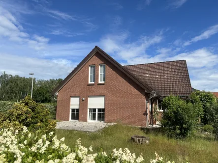 Hausansicht - Haus kaufen in Möser - Glück im Grünen - Ihre Immobilie inklusive Einliegerwohnung