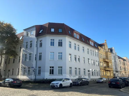 Hausansicht - Wohnung kaufen in Magdeburg - Die perfekte Investitionsmöglichkeit in eine  2 - Raumwohnung in Stadtfeld Ost