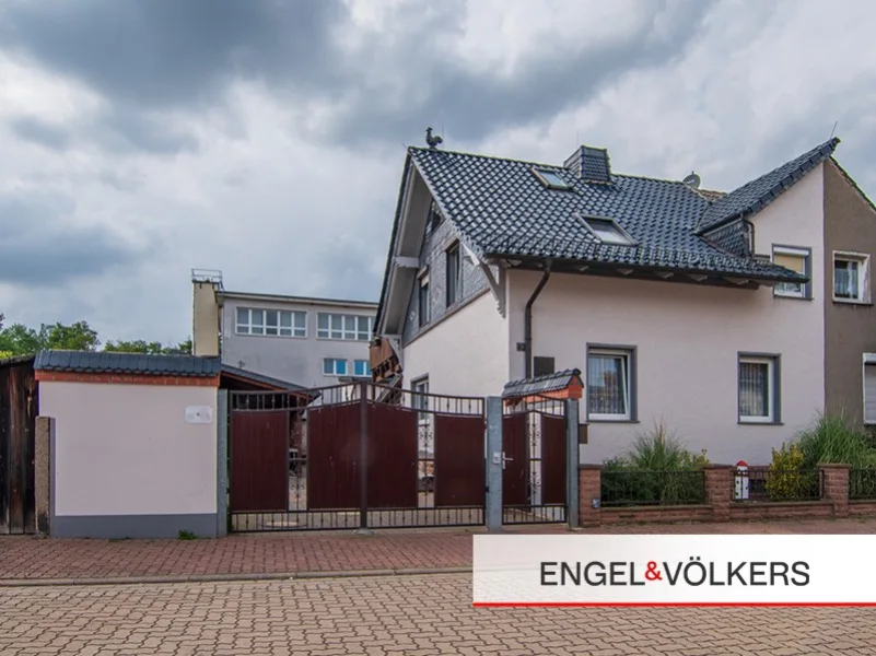 Hausansicht - Haus kaufen in Vahldorf - Zeitloser Charme und moderne Annehmlichkeiten: Doppelhaushälfte mit Garten und Wellnessbereich