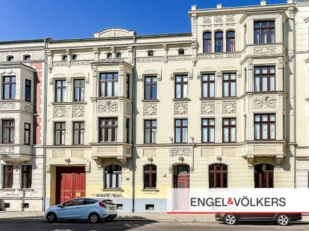 Hausansicht - Wohnung kaufen in Magdeburg - Vermietete 3 Zimmerwohnung in bester Lage mit Stellplatz zu verkaufen