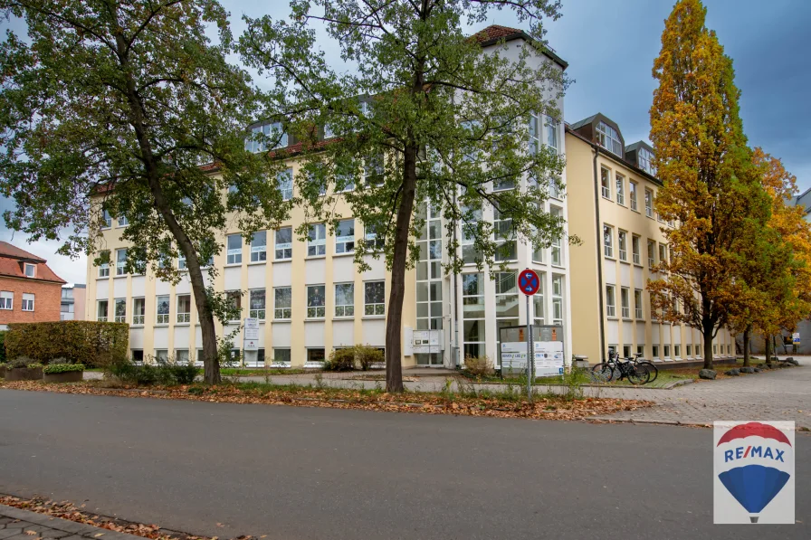 Außenansicht Eingang - Büro/Praxis kaufen in Bayreuth - Großzügige Büros in Citylage 482 m² mit Parkplätzen in Toplage in Bayreuth.