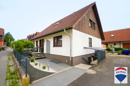 Straßenansicht mit Vorgarten und Hof - Haus kaufen in Seybothenreuth - Schönes Einfamilienhaus mit großzügigem Garten in Top Lage