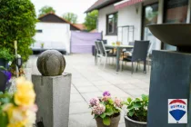 Die Terrasse mit Markise, Sichtschutz und Essbereich