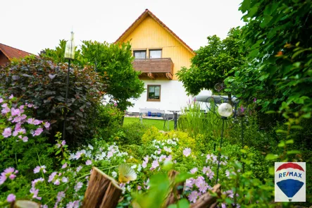 Hausansicht aus dem begrünten Garten - Haus kaufen in Seybothenreuth - Schönes Einfamilienhaus mit großzügigem Garten in Top Lage