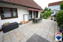 Weitläufige Terrasse mit Essbereich und Lounge