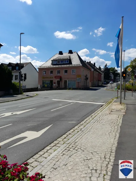 Blick von der Hauptstr. - Haus kaufen in Naila - Zentrum Stadt Naila - Wohn- und Geschäftshaus