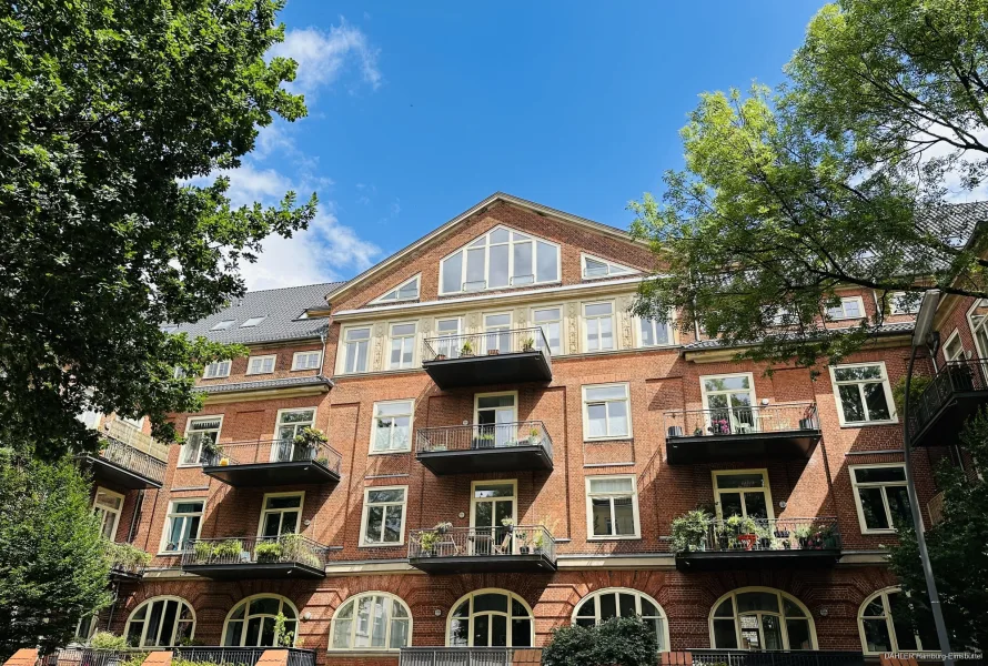 Titelbild - Wohnung kaufen in Hamburg Eimsbüttel - Hier geht man gern wieder zur Schule: Vermietete  2-Zimmer-Wohnung, saniert und denkmalgeschützt.