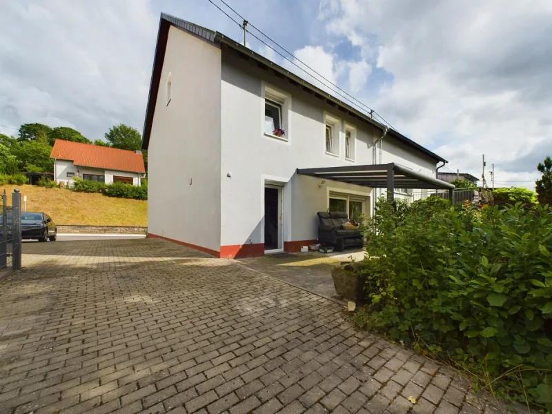 Giebelseite mit Fenster zu teilausgebautem Dachgeschoss