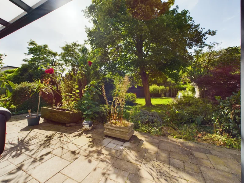 Terrasse mit Blick in den Garten