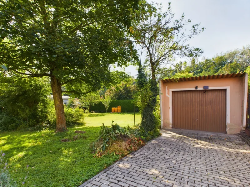 Garage mit Blick in den Garten