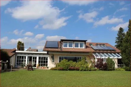 Hausansicht Sommer - Haus kaufen in Nesselwang - Traumhaftes Einfamilienhaus mit Bergblick in bester Lage