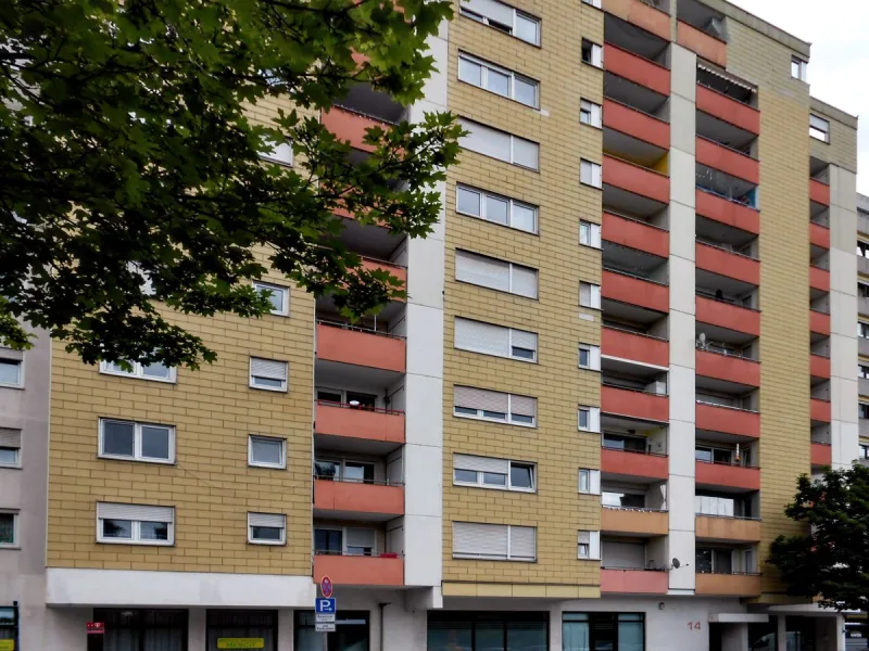 Ansicht Gebäude - Wohnung kaufen in Ludwigshafen - Wohnung im ersten OG mit Balkon und Stellplatz im Hof.