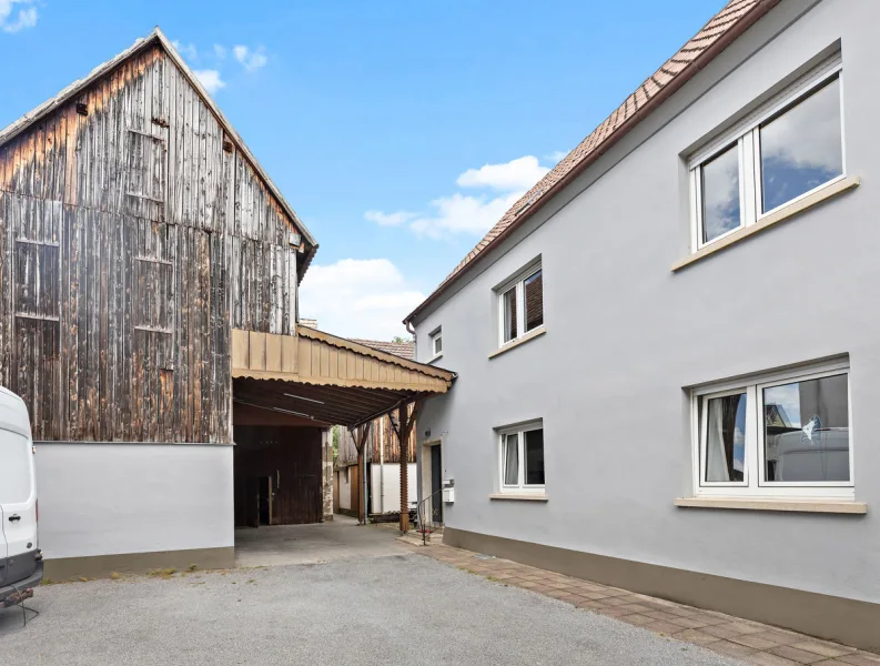 Außenansicht Haus und Scheune - Haus kaufen in Kuhardt - Zweifamilienhaus - 2021 saniert - mit Scheunen und großem Garten!