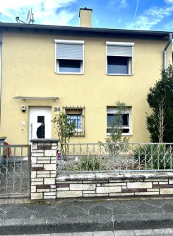 Frontansicht - Haus kaufen in Mannheim - Ihr Familientraum mit Garten, Balkon und 2 Garagen in einer ruhigen Wohngegend