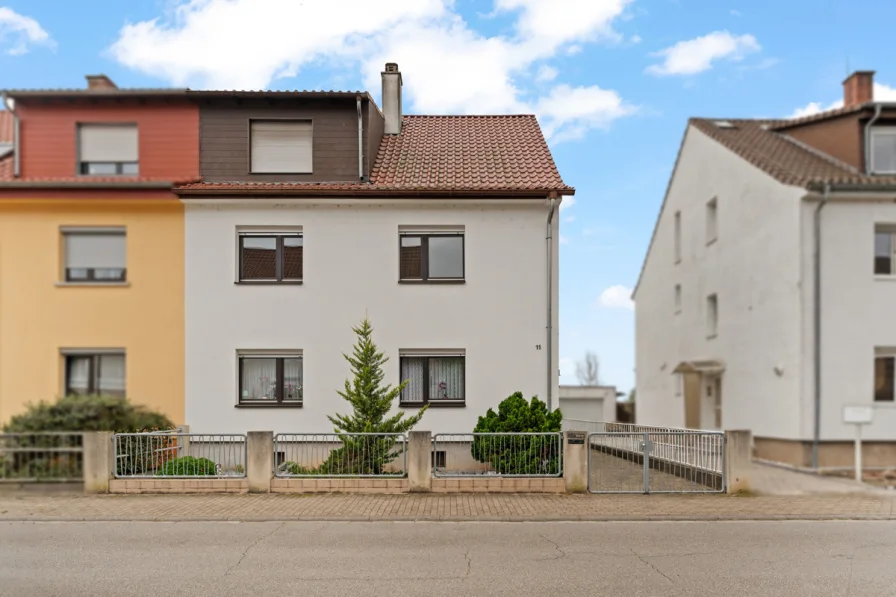 Außenansicht - Haus kaufen in Heddesheim - Familienfreundliches Dreifamilienhaus mit Garten und Garage am Feldrand