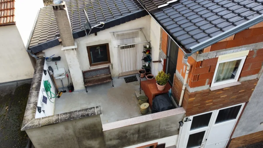 Blick auf die Terrasse - Haus kaufen in Bockenheim - Haus mit Dachterrasse