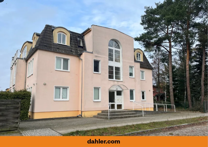 Vorderansicht - Wohnung kaufen in Berlin / Mahlsdorf - DG-Wohnung als Kapitalanlage mit ca. 3,81 % Rendite