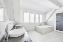 Helles Naturstein-Badezimmer mit Badewanne