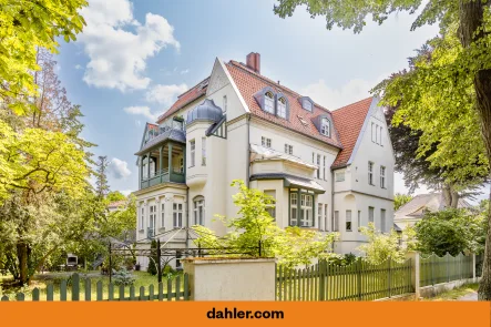 Blick zur herrschaftlichen Villa - Wohnung kaufen in Berlin / Dahlem - Exklusive Maisonette-Familienwohnung in gefragter Lage von Dahlem