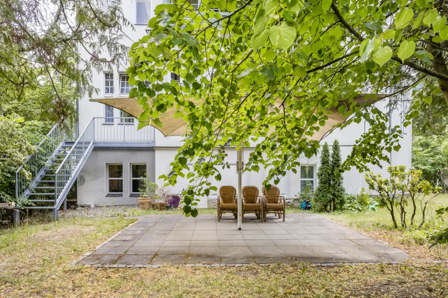 Großer Terrassenbereich mit ca. 400 Quadratmeter Garten