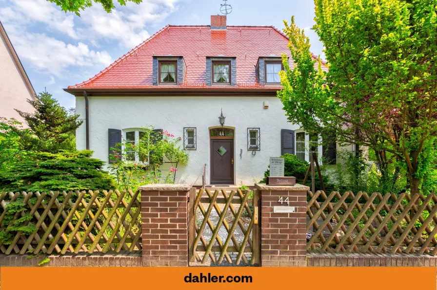 Hausansicht - Haus kaufen in Berlin / Lichtenrade - Charmantes Einfamilienhaus mit großzügigem Garten und Pool