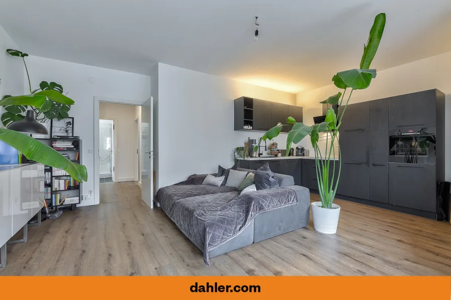 Modernes Wohnzimmer mit offener Designer-Küche - Wohnung kaufen in Berlin / Wilmersdorf - Modernisierte 3-Zi. Wohnung in begehrter Lage am Kurfürstendamm