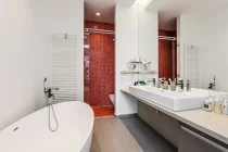 Bad en Suite mit freistehender Badewanne von Badeloft  