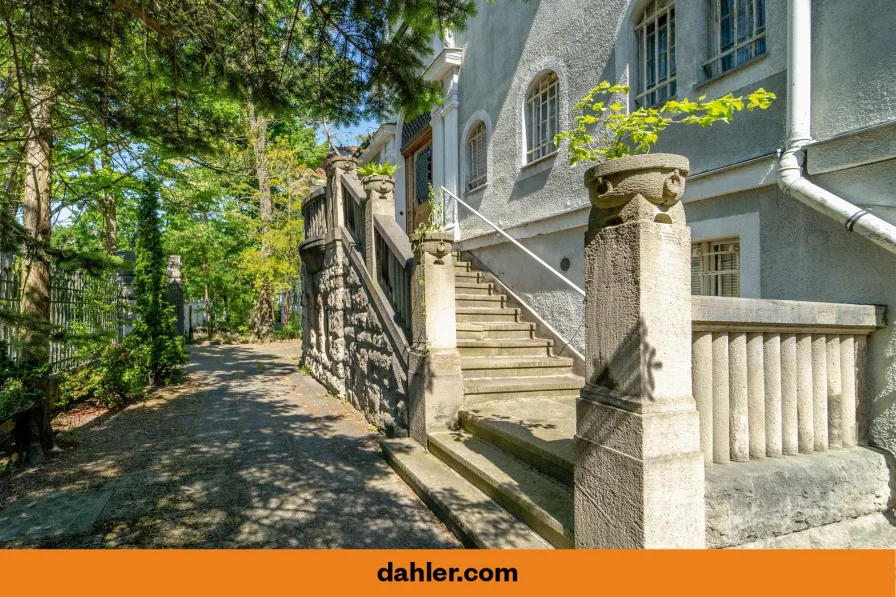 Treppenaufgang - Haus kaufen in Berlin / Grunewald - Sanierungsbedürftige Villa mit historischem Charme am Koenigssee
