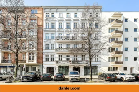 Blick zur Hausfassade - Wohnung kaufen in Berlin / Charlottenburg - Attraktive Altbau-Familienwohnung im beliebten Savignykiez