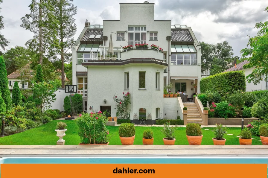Gartenansicht Villa - Haus kaufen in Berlin / Westend - Elegante Luxusvilla mit reichlich natürlichem Licht und beheiztem Pool