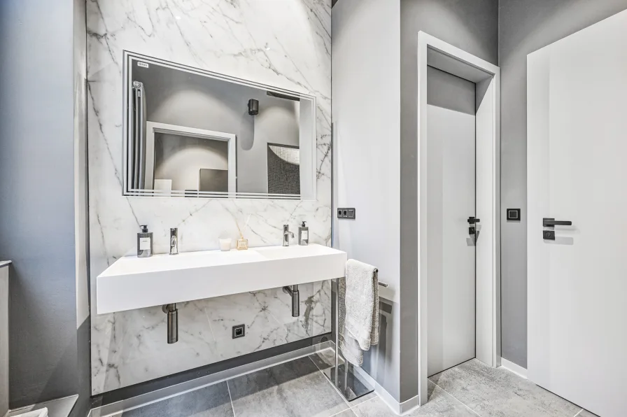Exklusives Designer-Badezimmer mit getrennten WC und walk-inn Runddusche