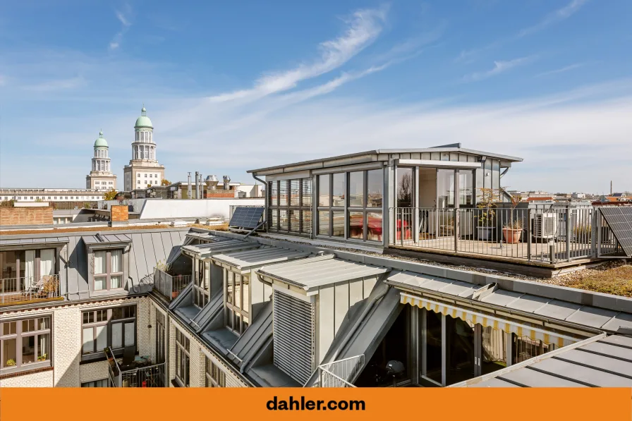 Blick auf die Dachterrasse und den Wintergarten - Wohnung kaufen in Berlin / Friedrichshain - Großzügige Dachterrassenwohnung vereint Loft-Charme und Weitblick