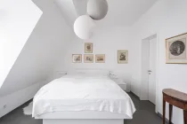 Strahlendes Schlafzimmer mit en Suite Badezimmer