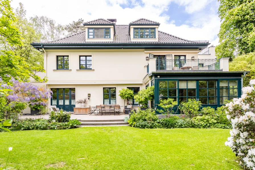 Blick zur Terrasse mit angrenzendem Wintergarten