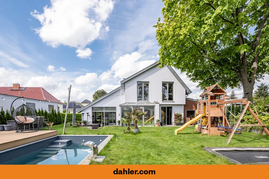 Ansicht vom Garten  - Haus kaufen in Schönefeld - Modernes Familiendomizil mit großzügigem Garten und Pool