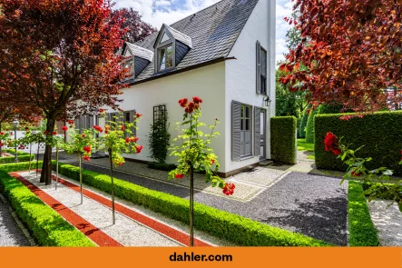 Villenansicht mit Vorgarten - Haus kaufen in Berlin / Dahlem - Exquisite Villa im französischen Stil in feinster Lage am Park