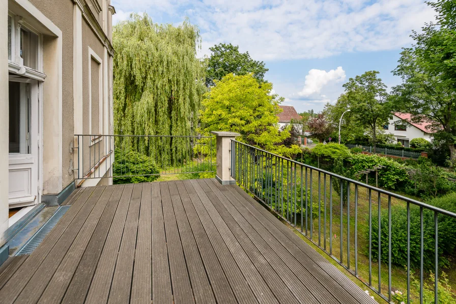 Balkon mit Blick in den Garten