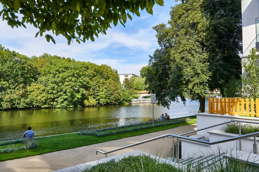 Anliegender Spazierweg an der Spree