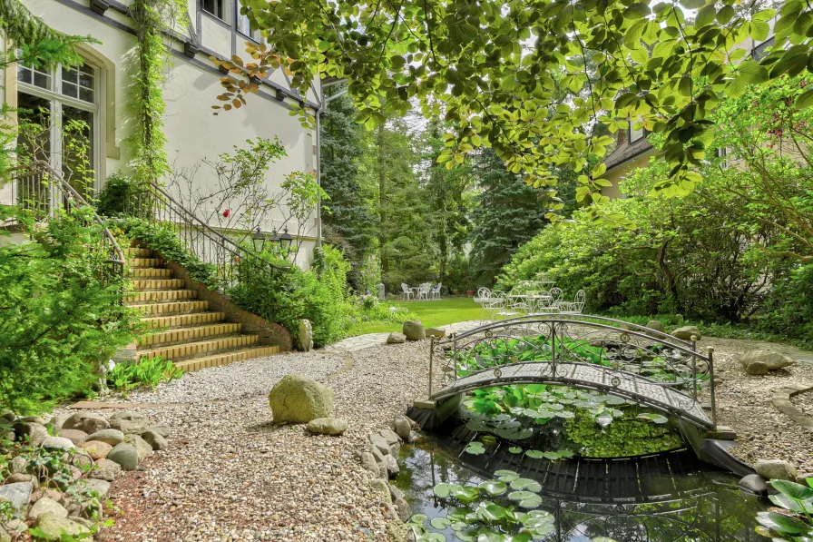 Großzügiger Garten mit Seerosenteich und romantischem Pavillon