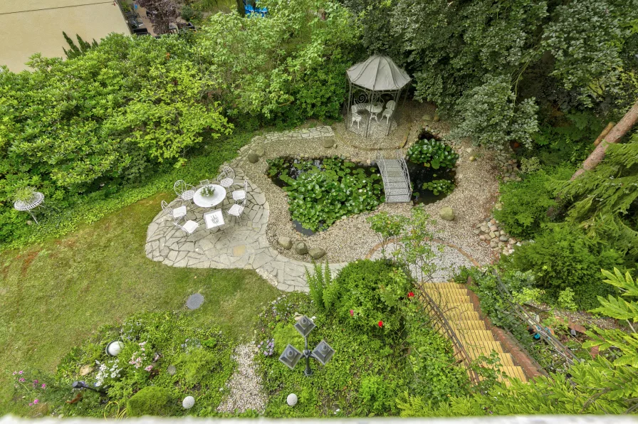 Großzügiger Garten mit Seerosenteich und romantischem Pavillon